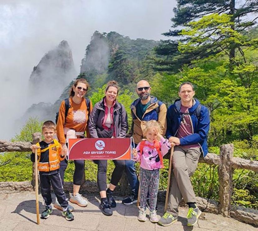 外国游客在中国安徽省黄山打卡留念。