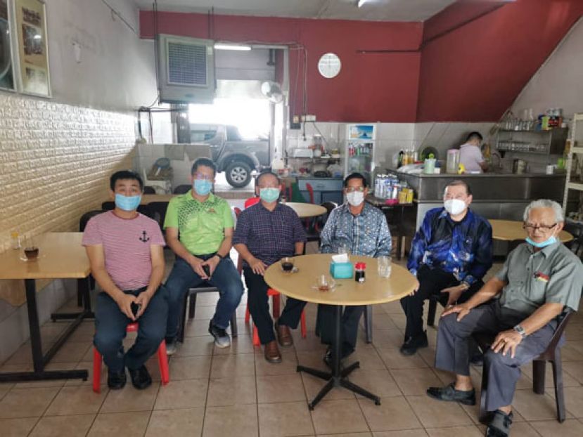 左一起为古晋传统中医药与整合自然医学协会秘书张剑锋、本固鲁赖文麒、南市市议员林瑞钊、古晋华社最高领袖天猛公拿督陈如飞、  本固鲁拿督巴杜卡贝潮兴、古晋传统中医药与整合自然医学协会会长田明东。
