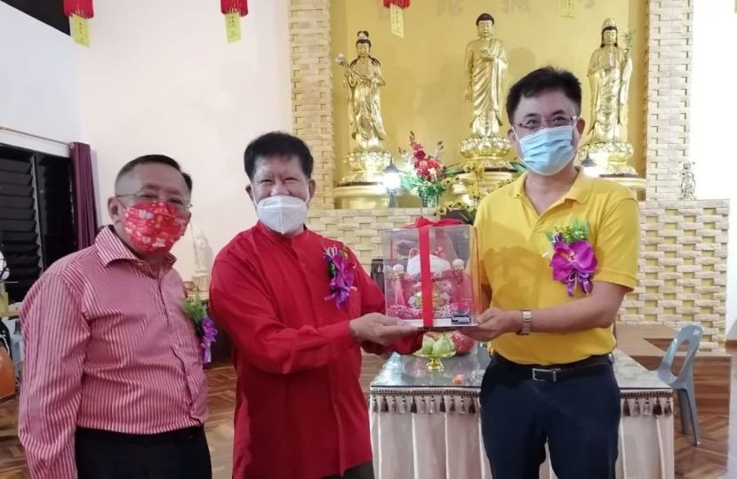 石角弥佛村村长黄松熙（左二）赠送纪念品予副首长拿督斯里沈桂贤代表陈开。左一为总务赖叄期。