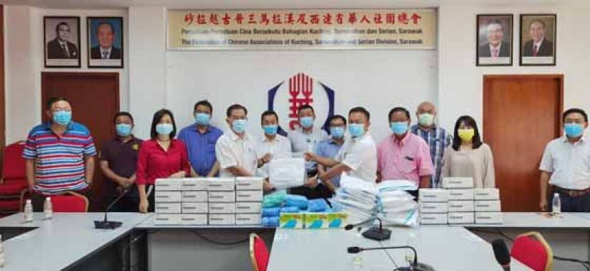 晋汉连省华总紧急救灾小组在执行顾问黄张金发与总会长拿督黄良杰的见证下，甲必丹陈国璋（右五）移交医疗物质予总秘书长林亚德（左五）。