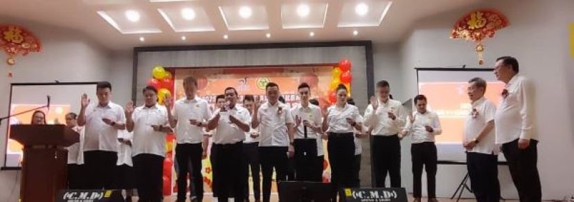在砂人联党峇都吉当支部主席拿督罗克强（右一）以及党主席拿督阿玛沈桂贤（右二）见证下，2025年人联党N13峇都吉当支部青年团宣誓就职典礼时摄。
