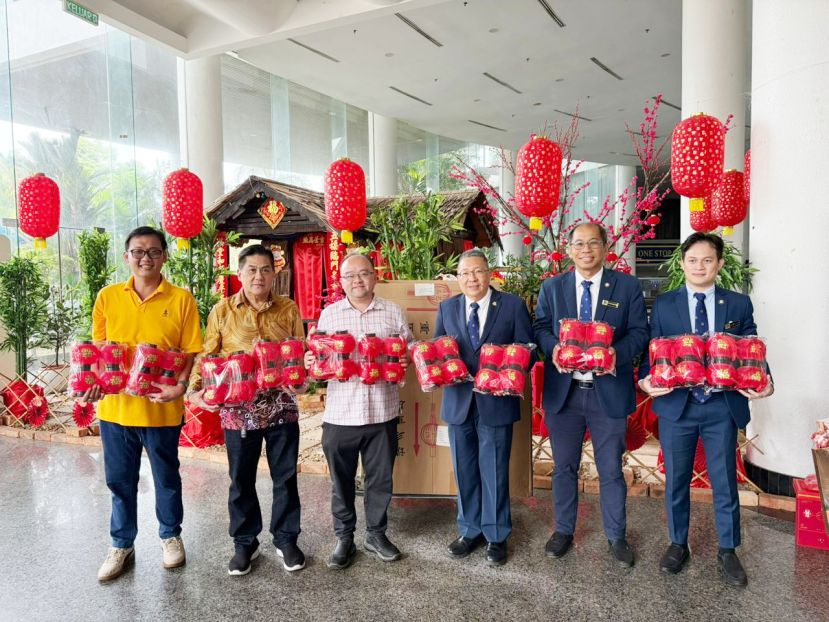 古晋峇都林当路、大石路及王长水路乡村发展及安全委员会（JKKK）主席甲必丹刘思乐（左三）移交灯笼给古晋南市市长黄鸿圣（右三）。左起为嘉宏食品贸易有限公司东主沈秀武及古晋峇都林当路、大石路及王长水路乡村发展及安全委员会财政杨德云；右起为古晋南市市议员安迪勒斯特及莫壮平。