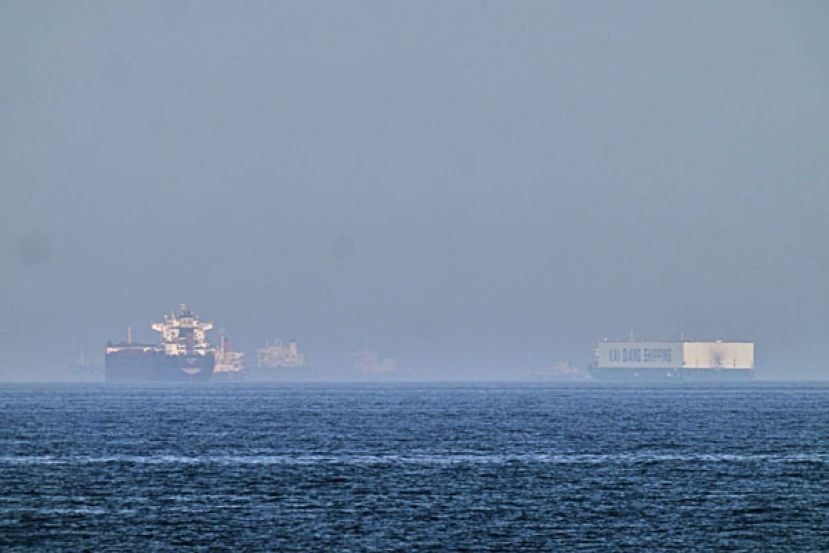 一艘油轮和一艘汽车运输船停泊在荷姆兹海峡附近的阿曼湾海面上。