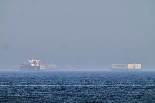 一艘油轮和一艘汽车运输船停泊在荷姆兹海峡附近的阿曼湾海面上。
