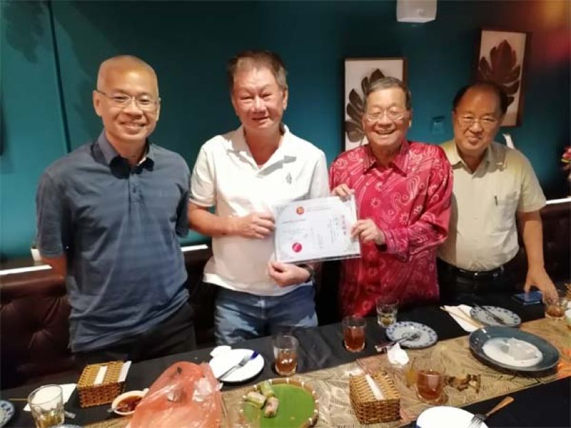 拿督邓伦奇律师(右二)领发会员证书予邓汉章(左二)时摄。右为会长邓景文，左则是副会长邓文武。