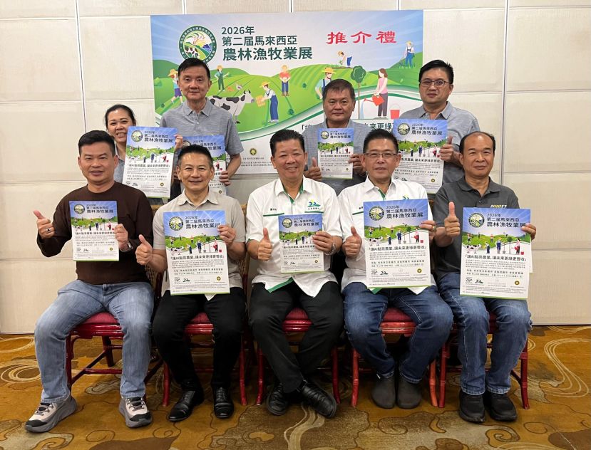砂拉越留台同学会呼吁本地农林渔牧业者踊跃参加&ldquo;2026年第二届马来西亚农林渔牧业展&rdquo;。坐者左起为古晋留台同学会会务顾问吴俚葙、砂留台同学会副会长温德新、总会长萧特财、理事蔡建铨和屏科大砂拉越总干事吴荣仕；站者左起为理事冯洳燕、会员李农华、组员黄世振和会员卢少奎。