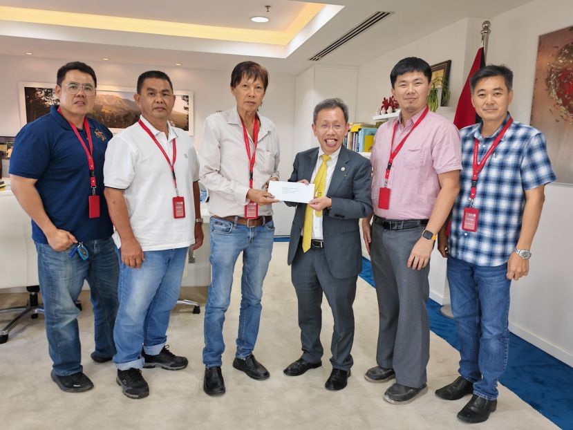 筹委会主席温万春（左三）移交邀请函予砂副总理兼公共卫生、房屋及地方政府部长沈桂贤（右三），左起为砂罗厘运输总会财政庄超光及秘书姚佑腾；右起为署理会长本固鲁黄仁瑞及会长杨稳康。