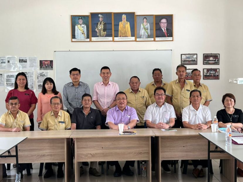 峇哥中公欢庆二周年校庆