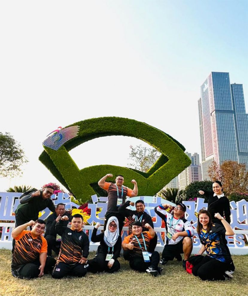 砂妇女、儿童与社区福祉发展部部长拿督斯里陈赛明在杭州赛场为波尼加油与祝贺他夺下金牌。