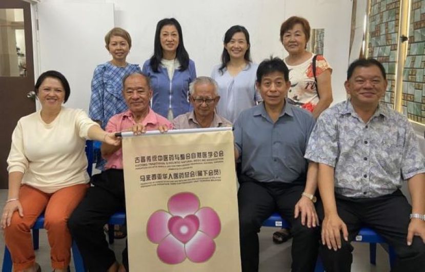 许国模（前排右2）拜访田明东（中）。左起为钟其每、彭煜顺及陈中兴（右）；后排左起为林汶伺、许爱丽、龚桂蓉、蔡嫦妹。