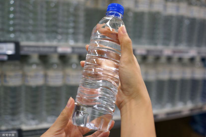 雨辰公司涉嫌将瓶装水贴上标签后谎报是化妆水，从中赚取退税差额。