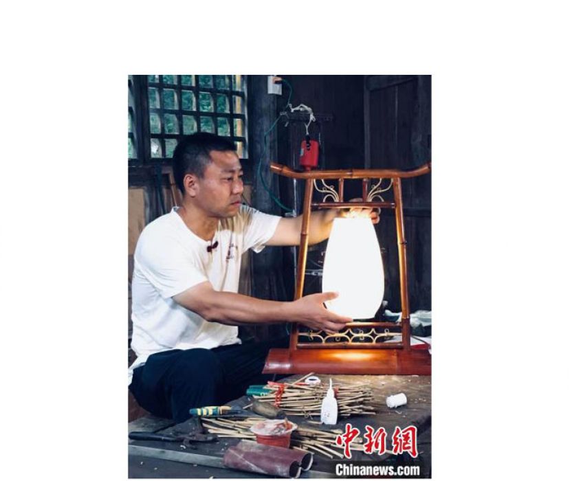 国家级&ldquo;非遗&rdquo;小郁竹艺传承人危禄绵和他制作的工艺品。