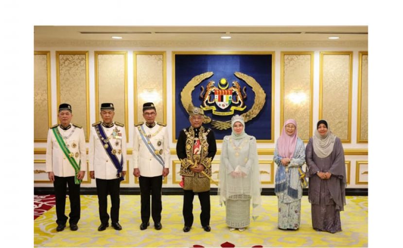 国家元首苏丹阿都拉与元首后，和首相安华及两名副首相合影。