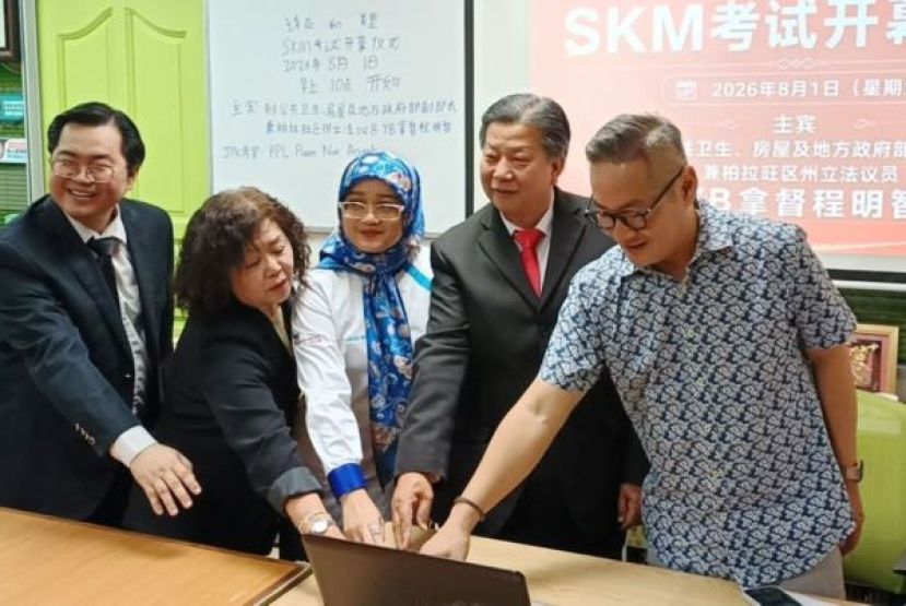 拿督程明智副部长（右起）、亚洲中医技职学院院长江宗兴等人为该院SKM考试主持推展仪式。