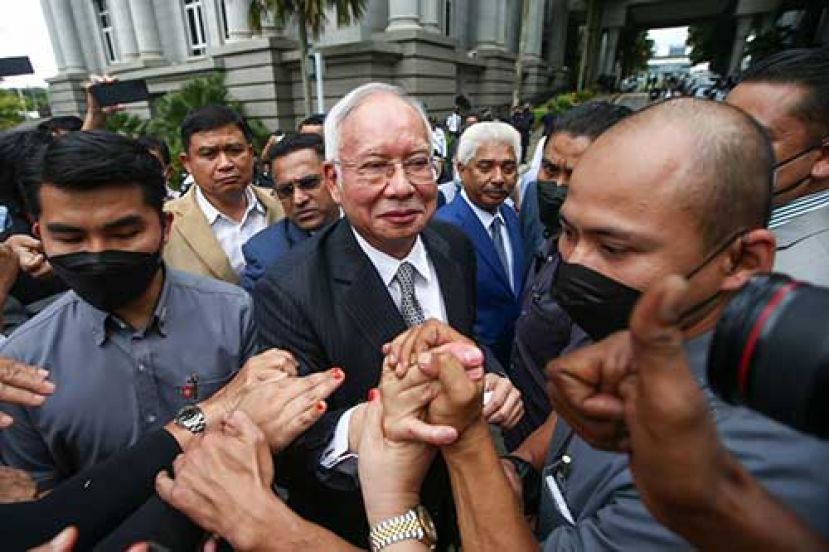 ●纳吉在法院短暂休庭时，步出司法宫与支持者会面。