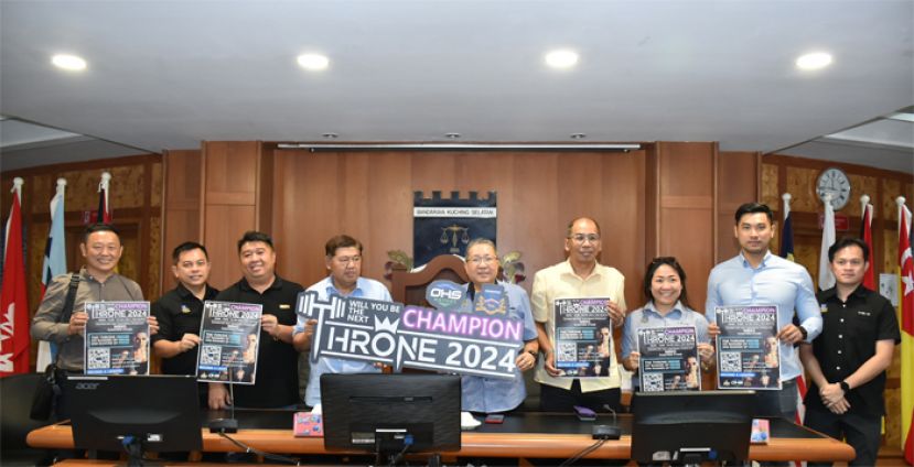 古晋南市市长拿督黄鸿圣（左五）与众人在新闻发布会上合影。左起为OHS motors sb 董事林俊丰、活动筹委会主席郑神彬、OHS motors sb 董事陈政昇、副市长拿督再迪、右起为安迪市议员、健身教练余养辉、杨嘉琦市议员和古晋节筹委会主席莫壮平市议员。