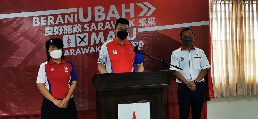 民主行动党石角选区候选人俞利文（中）召开新闻发布会。