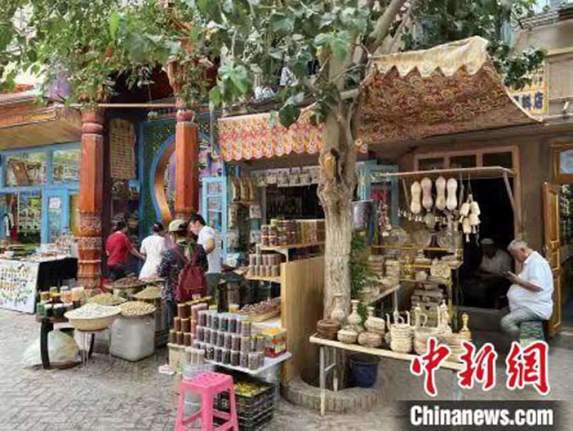 2015年，喀什古城被评为国家5A级景区，随着古城知名度不断提升，景区周边越来越多的居民吃上了&ldquo;旅游饭&rdquo;。