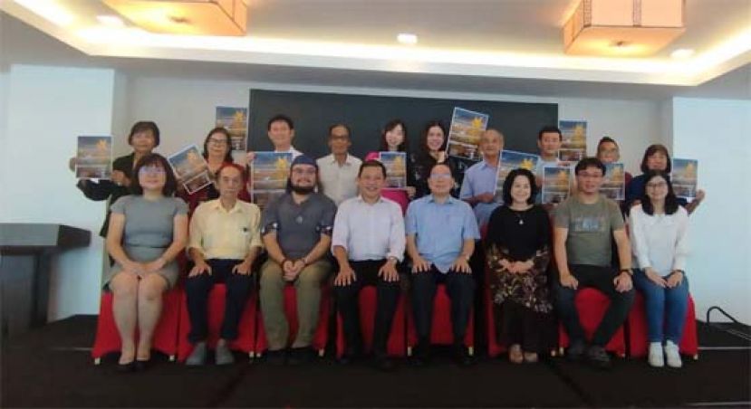 新闻发布会之后的一张大合照。前排左起为筹委会秘书黄瑞兰、南雁前任团长李金宝、演奏会指挥林敬道、筹委会主席陈行忠、南雁团长拿督黄起辉、筹委会副主席吴桂兰、筹委会副主席陈彦宇以及筹委会财政王绣菁。