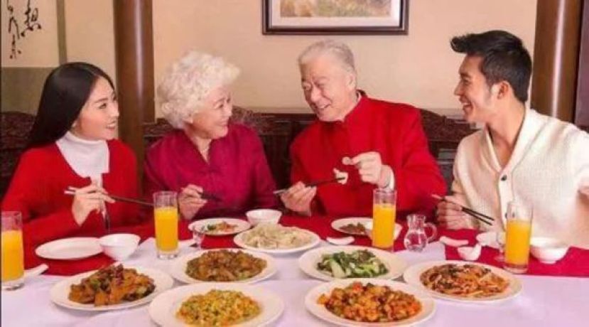 中国社媒现大量“假扮父母”服务，律师警告或涉法律风险。