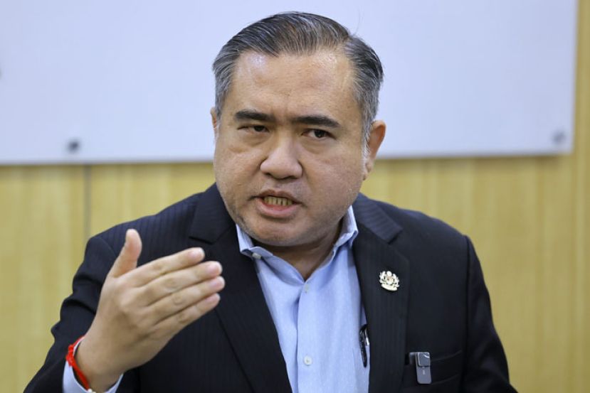 交通部长陆兆福。