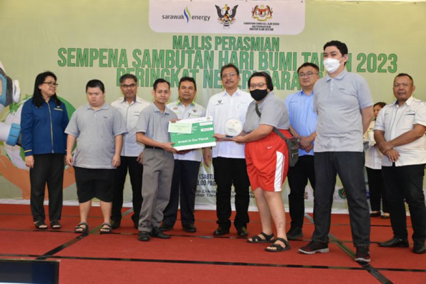 砂能源与环境永续发展部副部长哈兹兰（左六）与获得废物再循环比赛冠军得奖者合照留念。