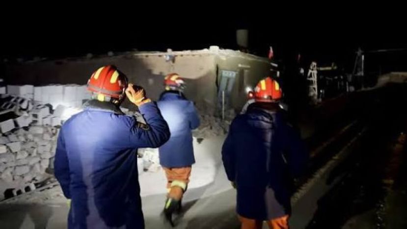 居民急离开建筑往外跑。