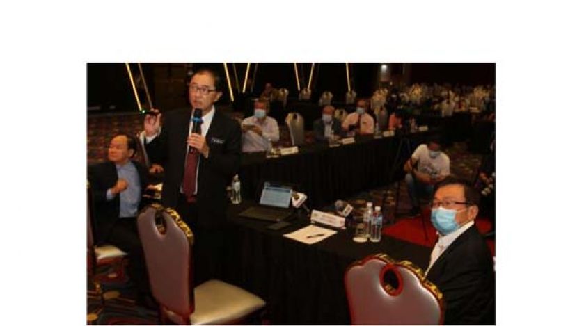 马汉顺向华教和华商界解说明年度学校拨款概况。