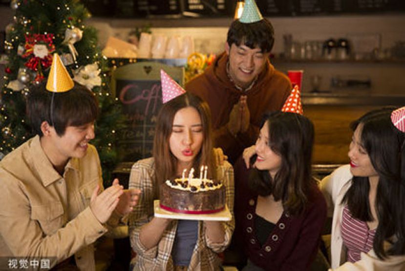 许多人吃蛋糕之前，都会许愿并且吹熄蜡烛，满足庆生仪式感。