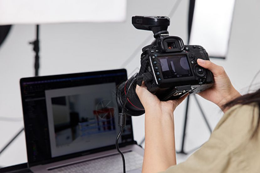 女摄影师被诱骗 痛失近4万令吉储蓄