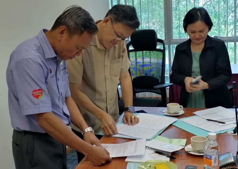 社险砂局长陈邦正（左起）向坊间社险福利觉醒协调员薛华东及郭小凤讲解家庭主妇社险计划。