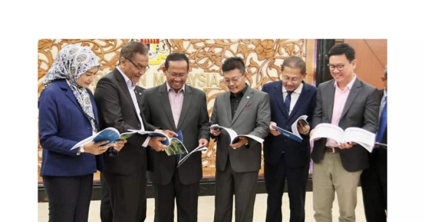 苏海占(左三)与国会卫生特选委员会成员合影。