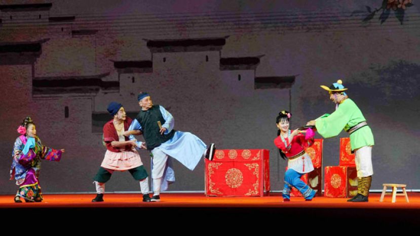 广西桂林市永福县城上演彩调传统剧目《三看亲》。