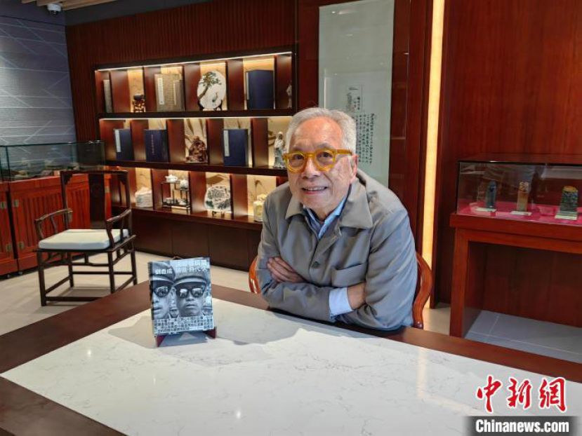 资深新闻传媒专家、摄影家刘香成与他的新书《决定性瞬间──刘香成 镜头&middot;时代&middot;人》。