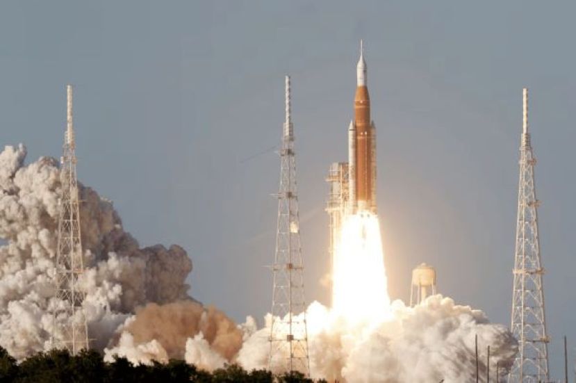 阿提米丝二号升空。