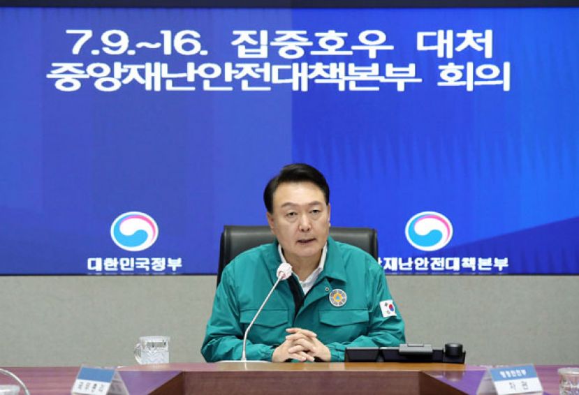 韩国总统尹锡悦回国后17日检讨豪雨防灾措施和重建工作。