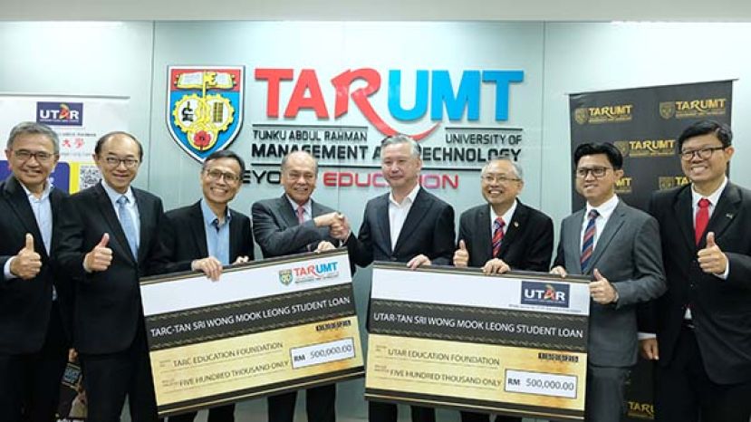 左起，拉曼理工大学副校长石家裕，拉曼理工大学信托局成员拿督马汉顺医生， 拉曼理工大学校长拿督李仕伟教授，拉曼理工大学理事会主席兼校友理事会主席丹斯 里陈广才，拿督黄松延，优大校长拿督尤芳达教授，拉曼理工大学理事会成员拿督张 盛闻，优大副校长锺志强教授，展示各50万捐款给拉曼理工及优大的学生贷款基金。