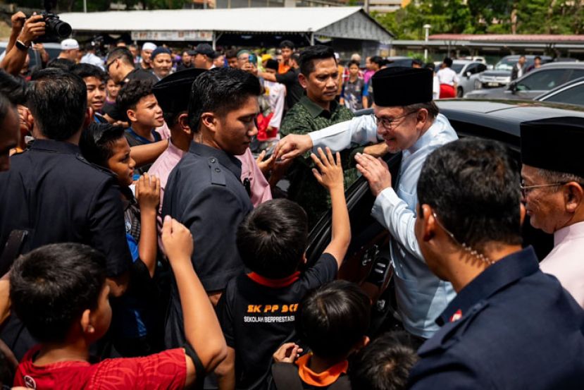 首相安华进行星期五祈祷后与民众互动。