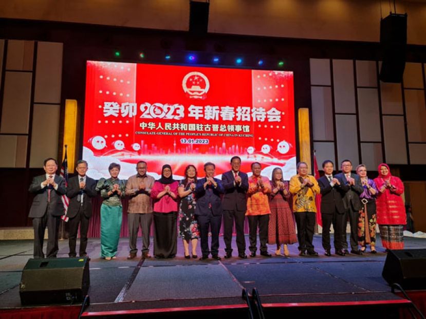 砂副总理拿督斯里沈桂贤及夫人拿汀斯里王淑燕（左七与左六）与中国驻古晋总领事馆总领事邢伟平（左八）及出席的嘉宾们向来宾们贺年。