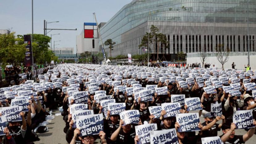 三星上万名员工怒抗议，因奖金远低於死对头海力士，扬言5月发动18天大罢工。