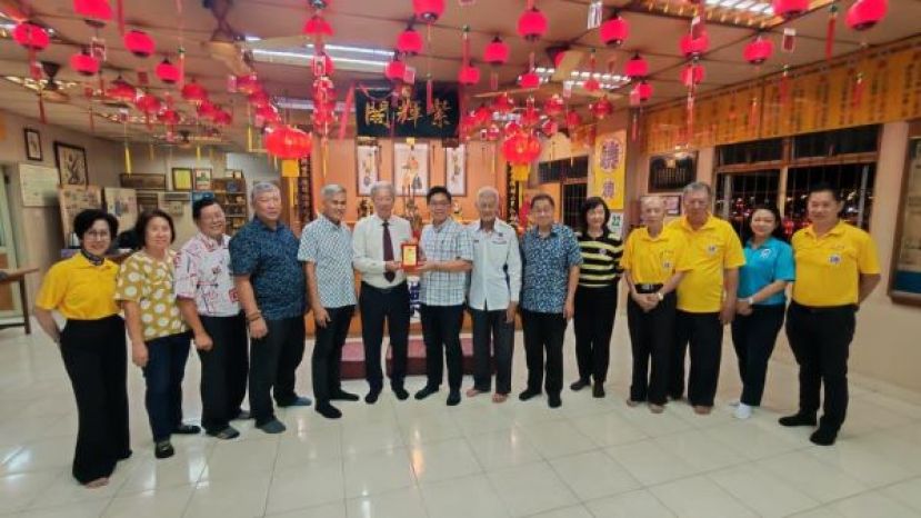 东马德教联合会会长贝清湛（左六）与紫辉阁阁长蔡岷谷（右八）互相交换纪念品时。左一起为紫辉阁妇女组主任陈桂英，紫瑞阁副阁长程作胜夫妇、联合会副会长兼紫悟阁阁长廖健民、联合会署理会长兼保佛紫蔚阁阁长曾德明。右一为紫辉阁总务彭国良、紫辉阁财政林念芝、紫辉阁副阁长谢云德、紫辉阁副阁长林顺昌、联合会宣教主任薜礼卿、联合会总务林德贤及紫辉阁署理阁长陈盛福。