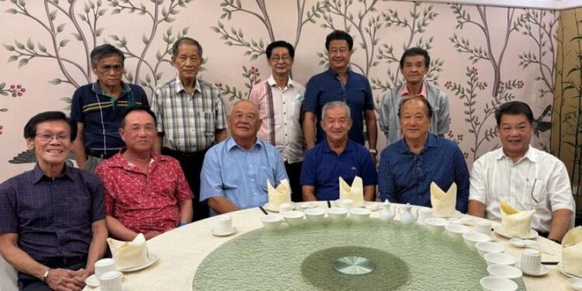 在新闻发布会上，前排左起为秘书田承海、副主席黄秋源、主席拿督斯里许甲明、署理主席兼新春晚宴筹备主席李伟城，副主席，李宏业、财政李廷亮。后排左起为理事陈亚捷、邓永和、李双和、胡凤陆、田强发。