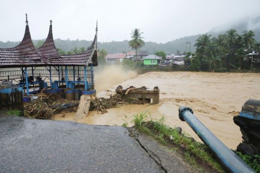 苏门答腊山洪滑坡夺命，百人伤亡65人失踪。