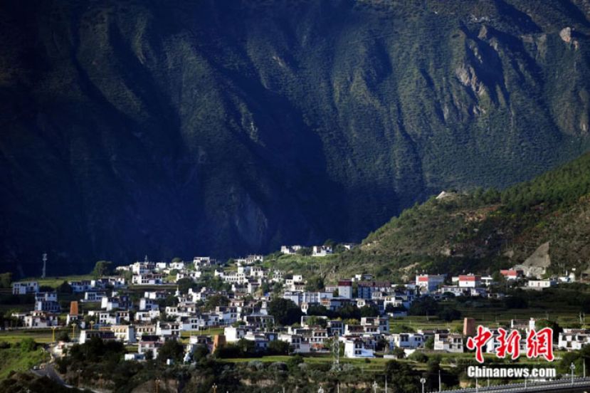 乡城县的白藏房群。