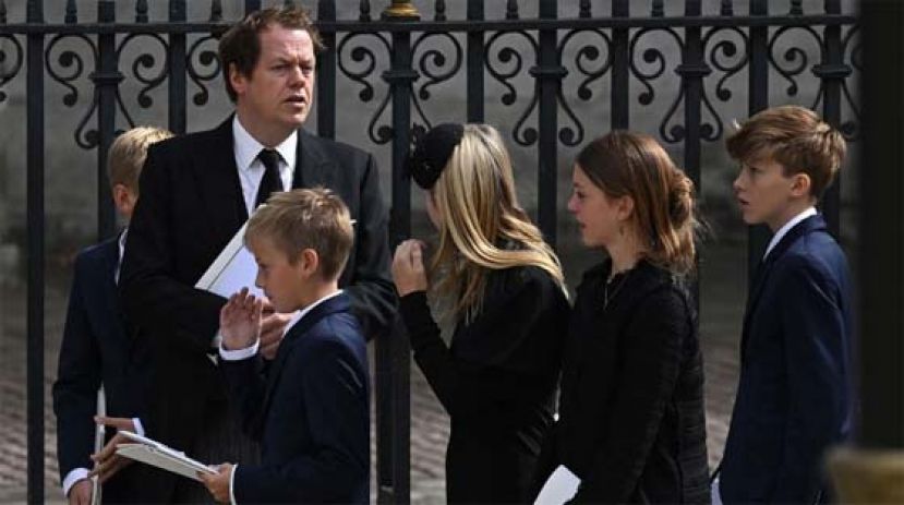 卡米拉和前夫鲍尔斯的47岁英国知名作家兼食评家鲍尔斯的儿子低调出席女王葬礼。