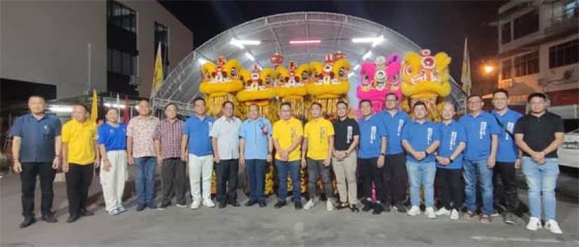 出席古晋义气堂关公庙2024年甲辰龙年关帝公圣诞千秋仪式的主宾和理事们的合照。