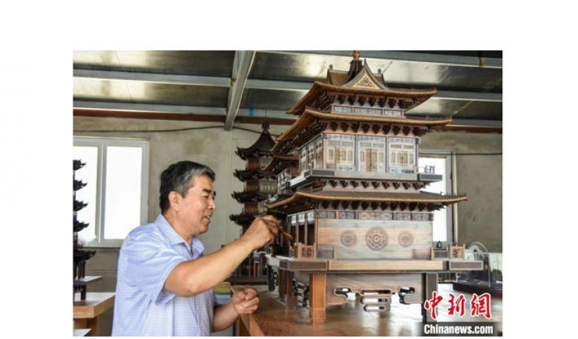 张树增创作的微雕古建筑作品。