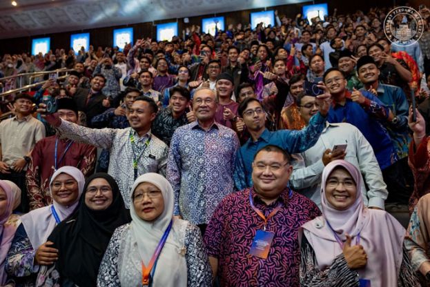 首相安华在国际伊斯兰教育研究大会上，与会者合影。
