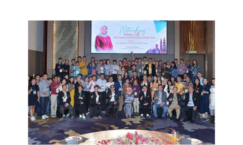 拿督斯里南茜苏克里与泰国旅游协会和媒体合影。