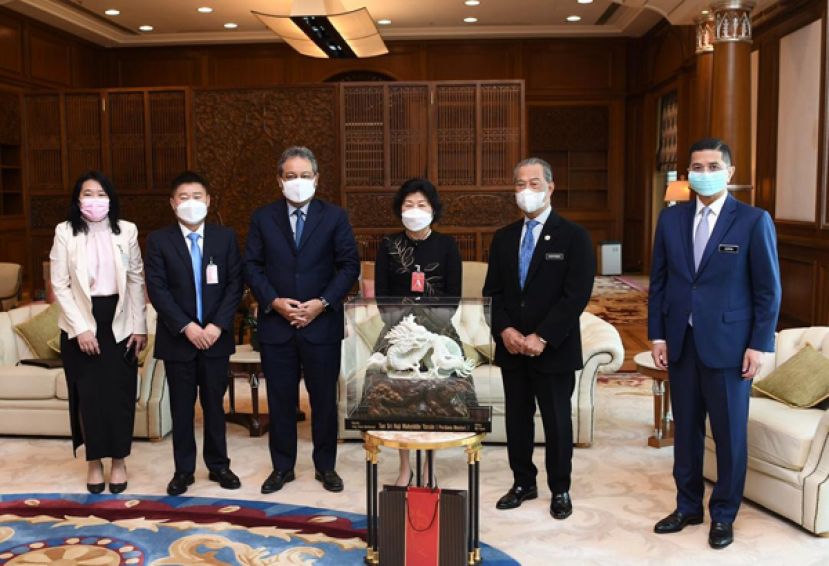 首相丹斯里慕尤丁（右二）及国际贸易及工业部高级部长拿督斯里阿兹敏阿里（右一）陪同下，接见玖龙纸业（控股）有限公司首席执行员张茵（左四）和副首席执行员张成飞（左二）。